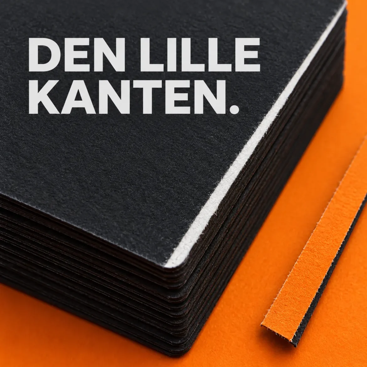 Nærbilde av et mørkt trykt kort med en tydelig hvit stripe langs kanten.